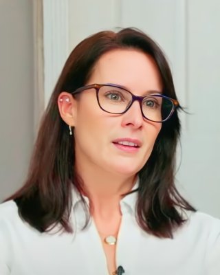 Dr Maria Daves